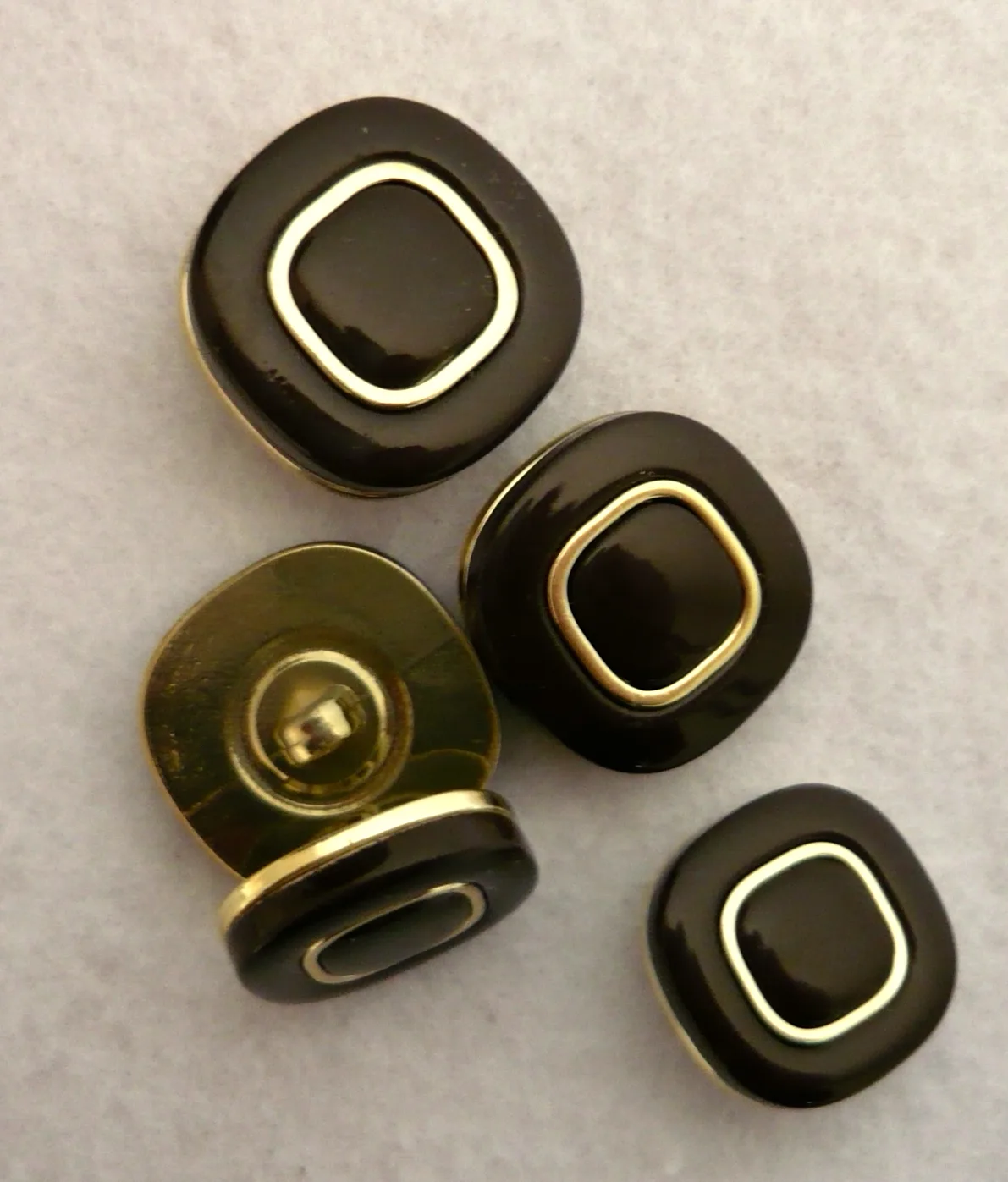 Bottone fine 60 in ABS e resina - immagine 2