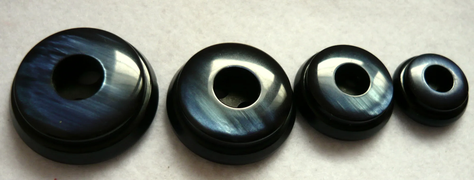 Bottone in resina anni 80 - immagine 2