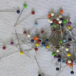 Spilli con testa in plastica colorata