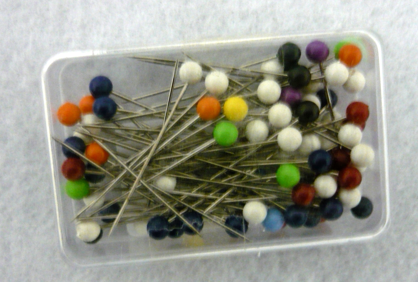 Spilli con testa in plastica colorata - immagine 2