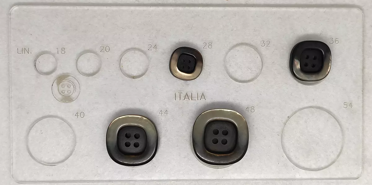 Bottone vintage simil madreperla anni 70 - immagine 4