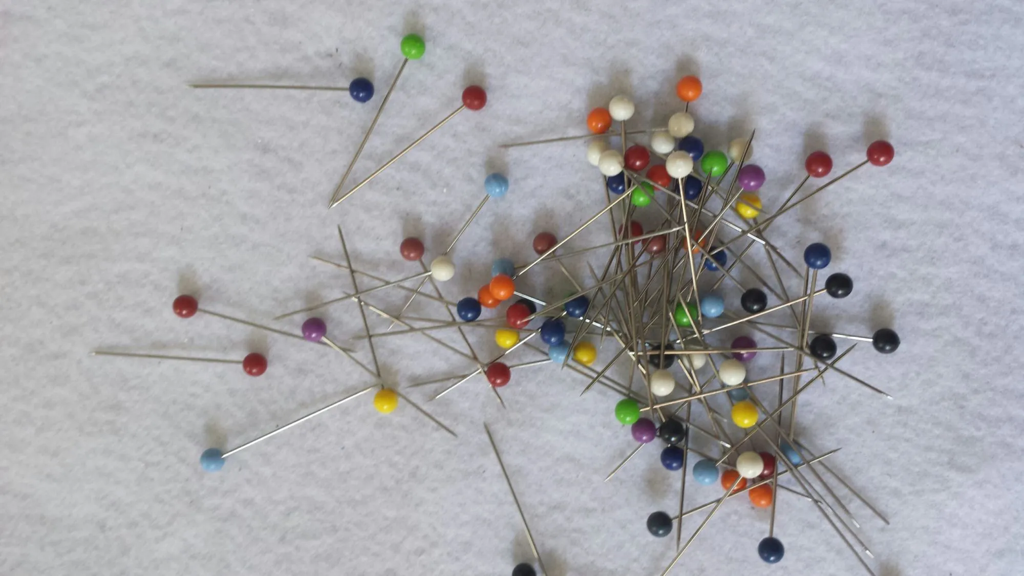 Spilli con testa in plastica colorata