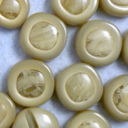 Bottone in resina anni 70 color avorio - lin 36 = mm 22,7