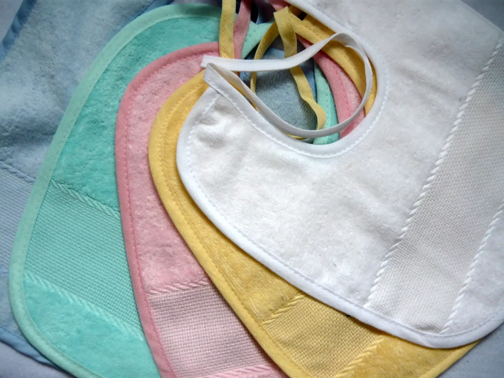 Bavaglino con tela Aida per ricamo