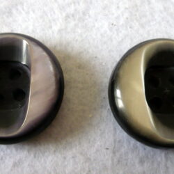 Bottone in resina anni 70 quattro fori - rosa lin 36 = mm 22,7