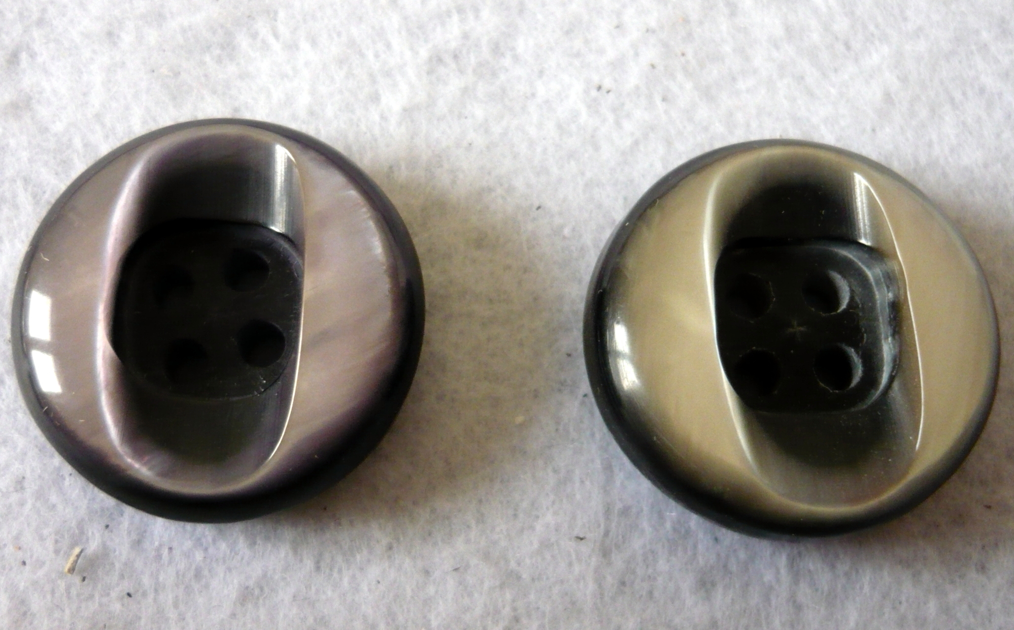 Bottone in resina anni 70 quattro fori - immagine 3