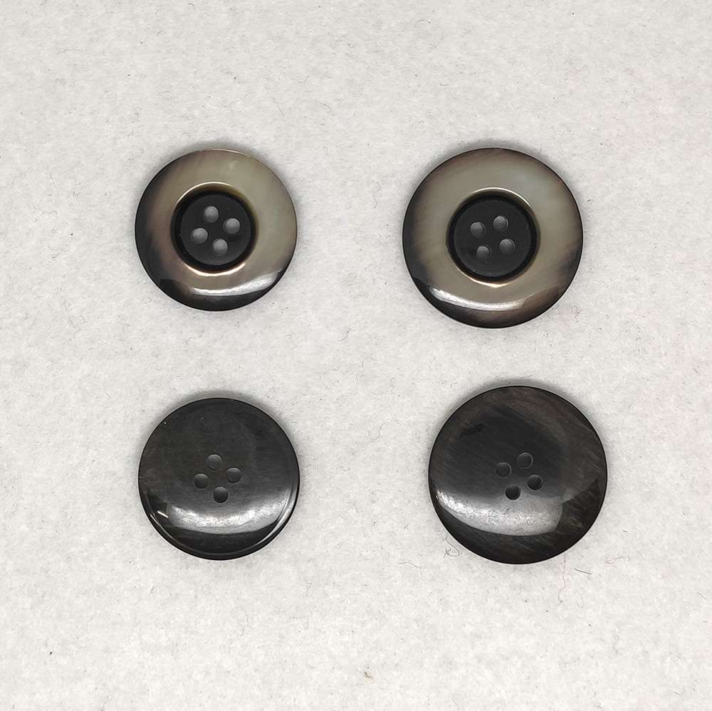 Bottone a quattro fori piatto anni 70 - immagine 2