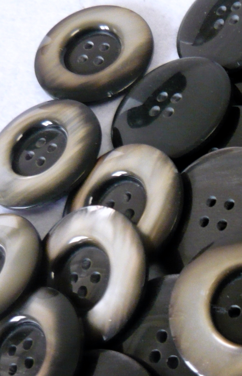 Bottone a quattro fori piatto anni 70 - immagine 6