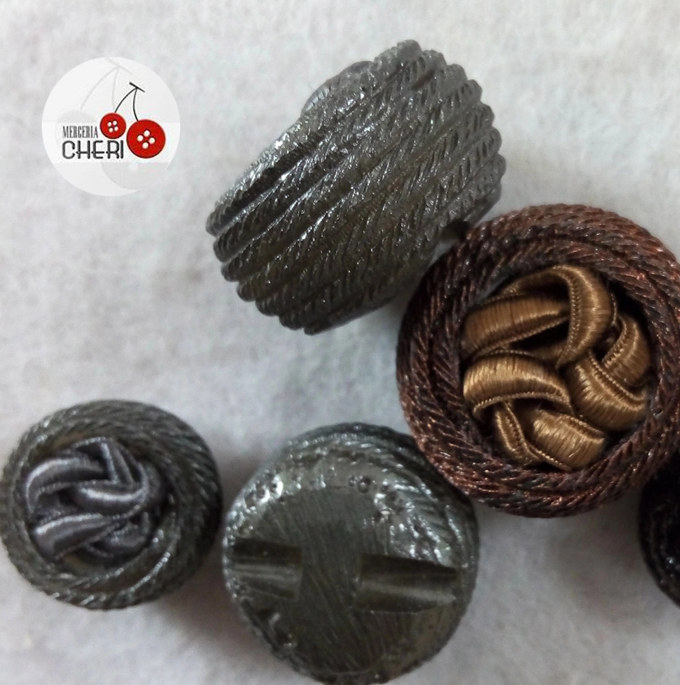 Bottone con passamaneria degli anni 60