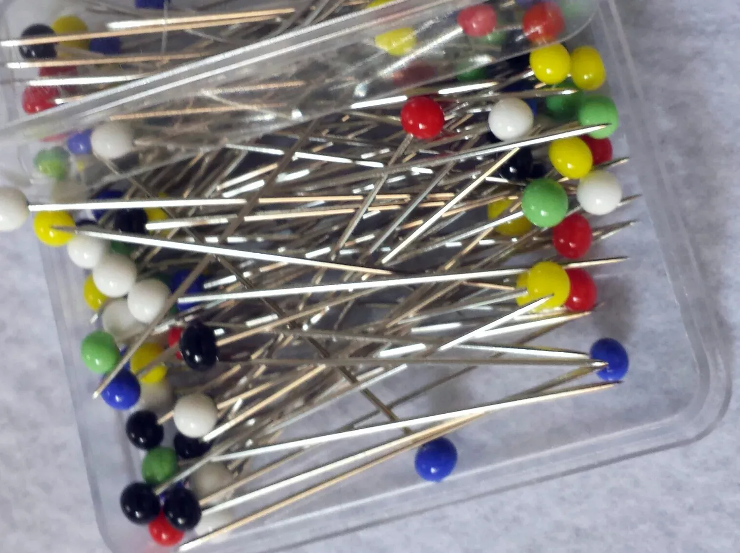 Spilloni con testa in vetro colorato