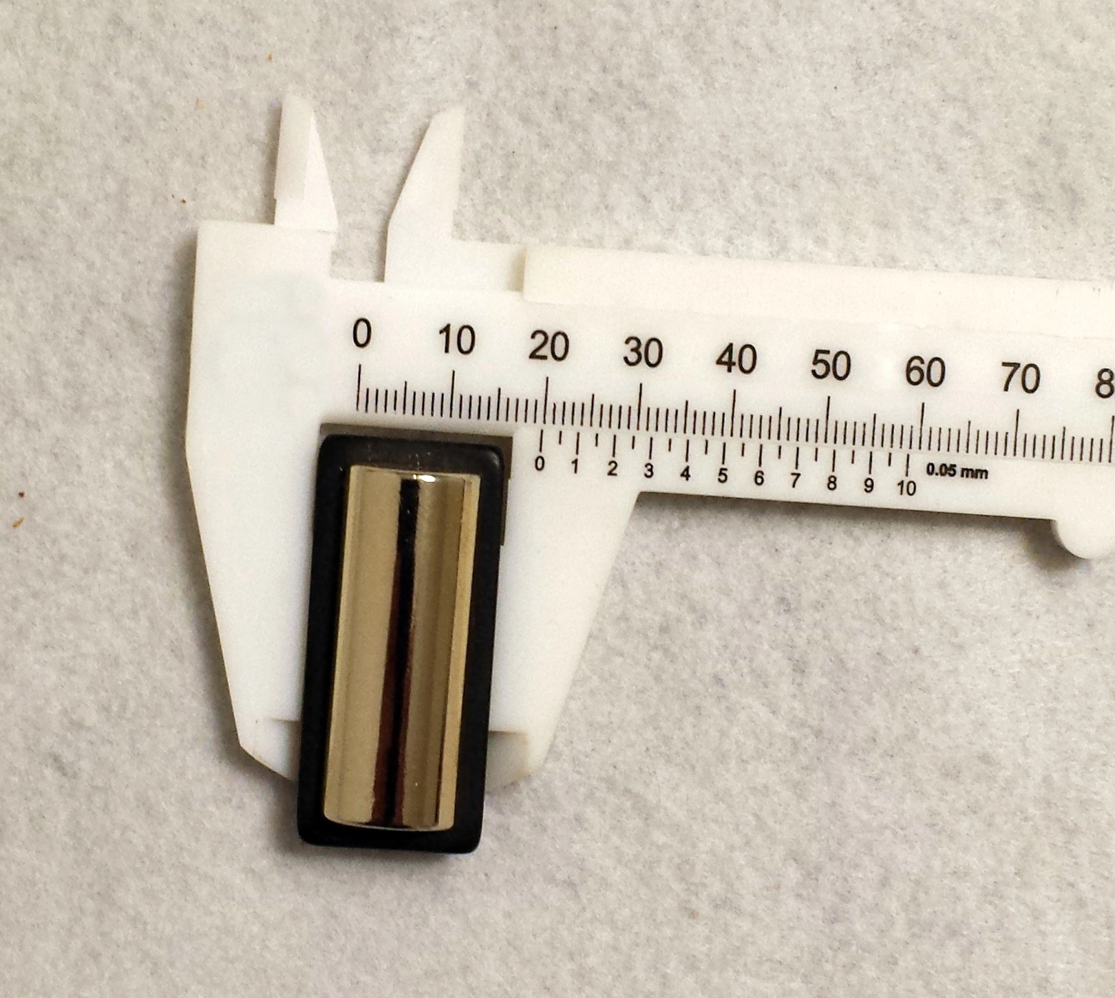 Bottone  rettangolare bombato ( metallo con base in resina) - immagine 6