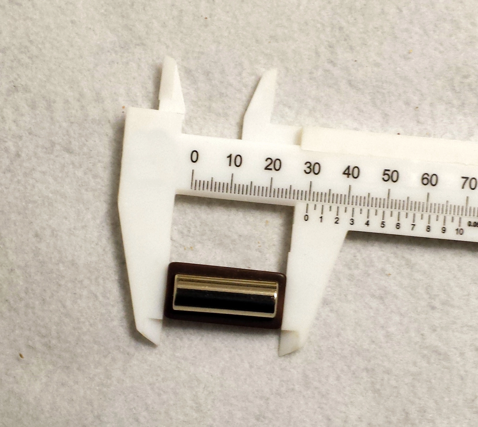 Bottone  rettangolare bombato ( metallo con base in resina) - immagine 7