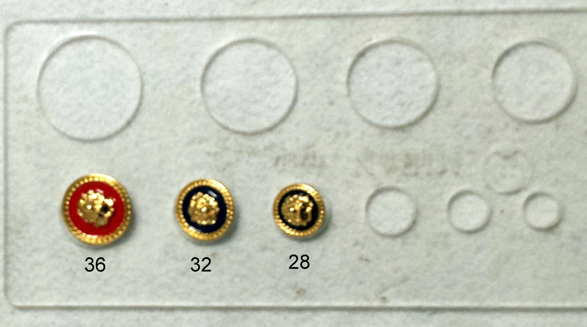 Bottone metallo con immagine a rilievo - immagine 3