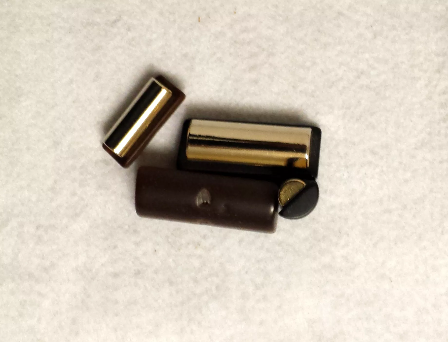 Bottone  rettangolare bombato ( metallo con base in resina)