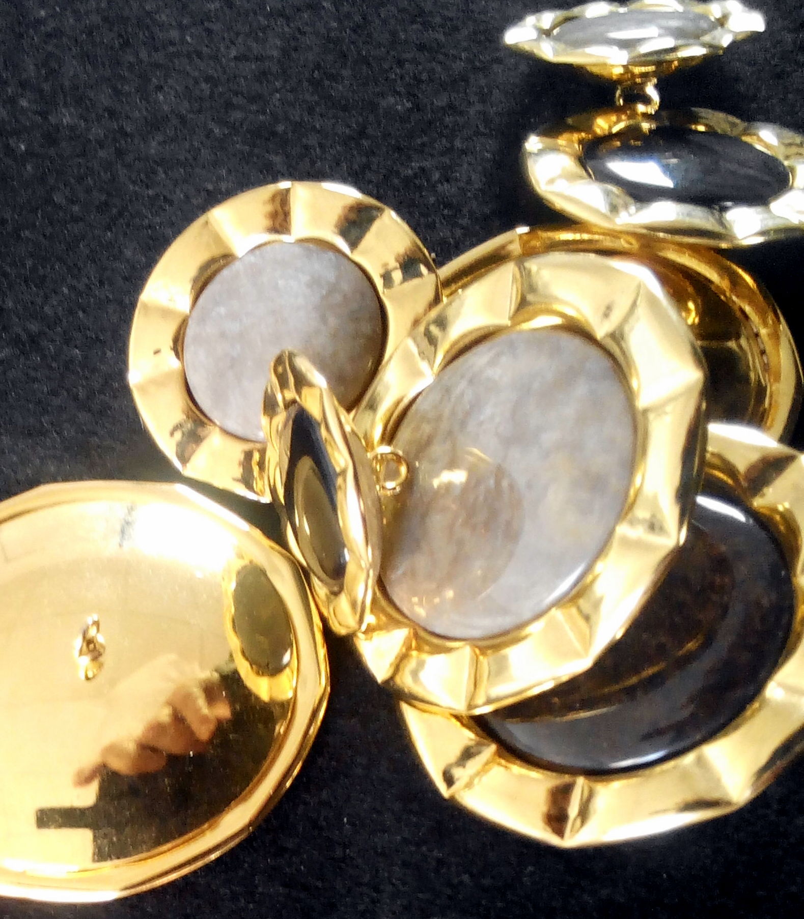 Bottone dorato in metallo - immagine 3