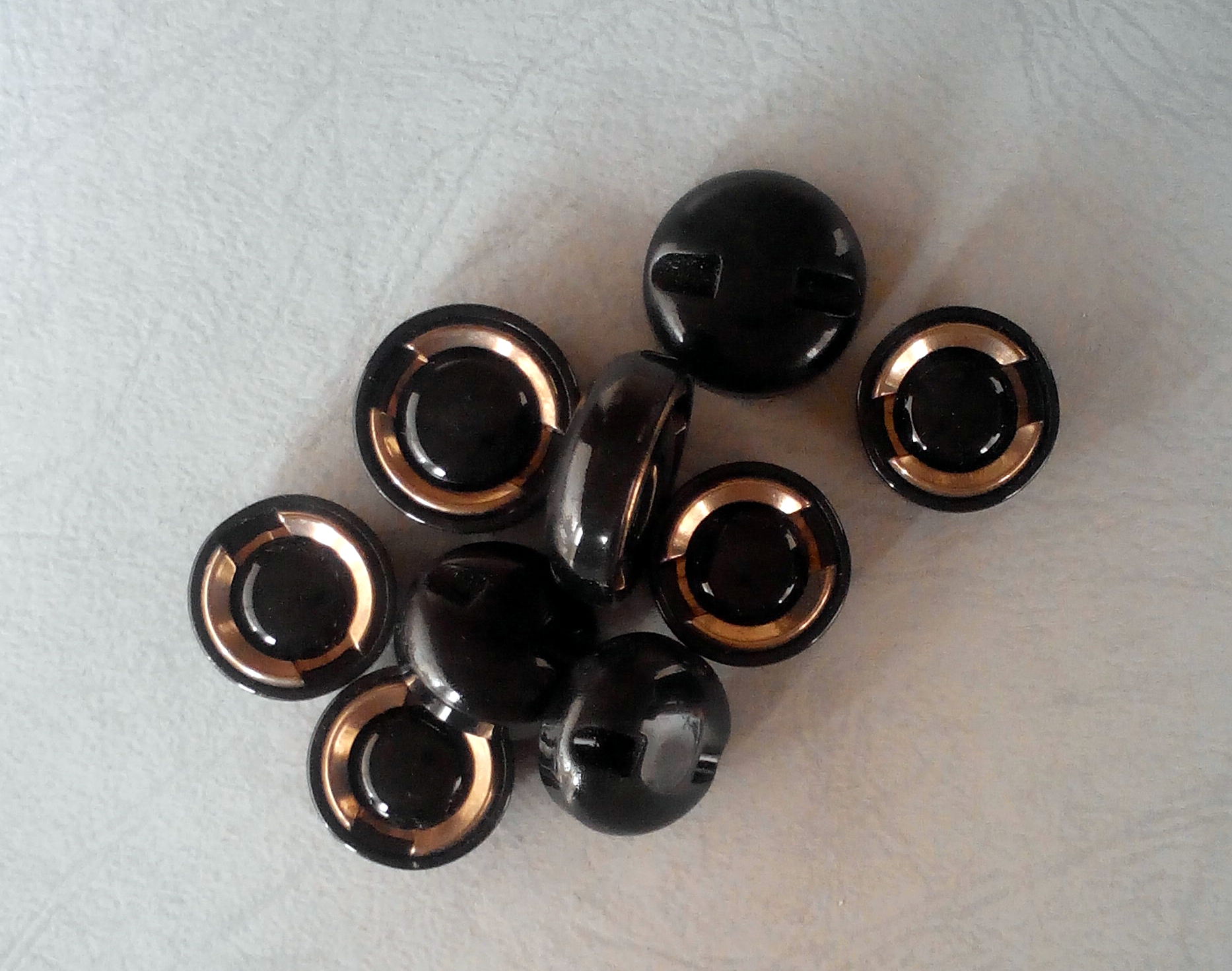Set di 9 bottoni fine anni 60 (art. L66) - immagine 3