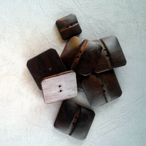 7 bellissimi bottoni in legno di fine anni 50  (art L59)