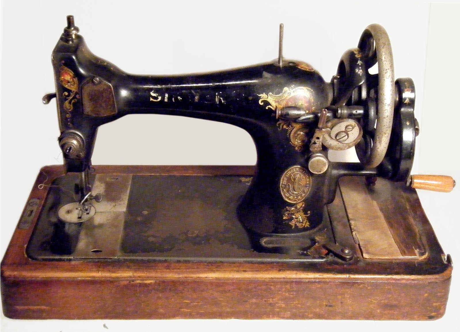 Singer's. Первая машинка Зингер. Первая швейная машина Зингера. Зингер швейная машинка 1790 года. История швейной машинки Зингер.