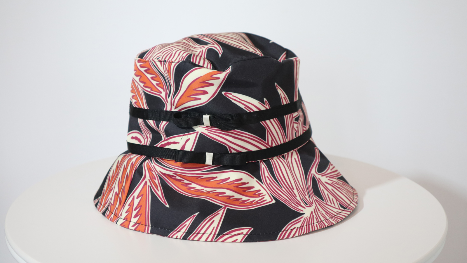 Cappello da pioggia Nero con fiocchetti - immagine 4