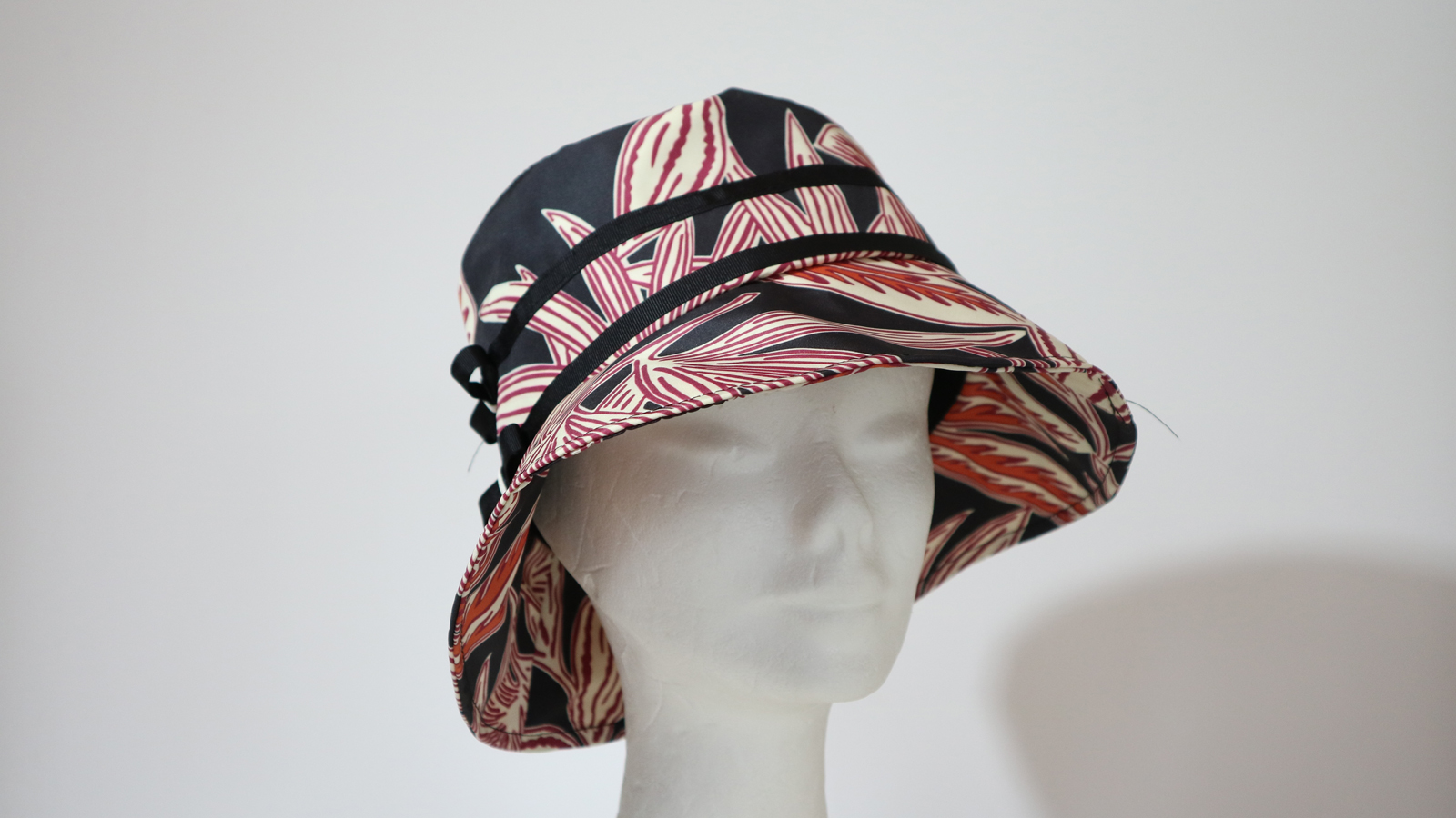 Cappello da pioggia Nero con fiocchetti
