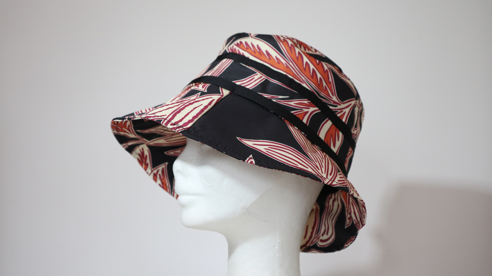 Cappello da pioggia Nero con fiocchetti - immagine 2