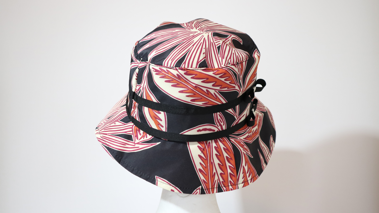 Cappello da pioggia Nero con fiocchetti - immagine 3