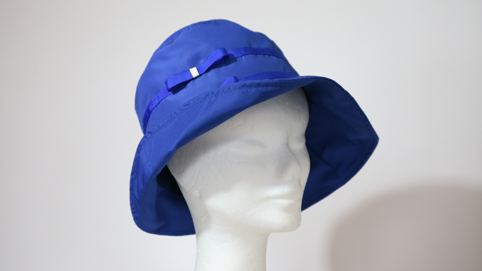 Cappello da pioggia Blu con fiocchetti