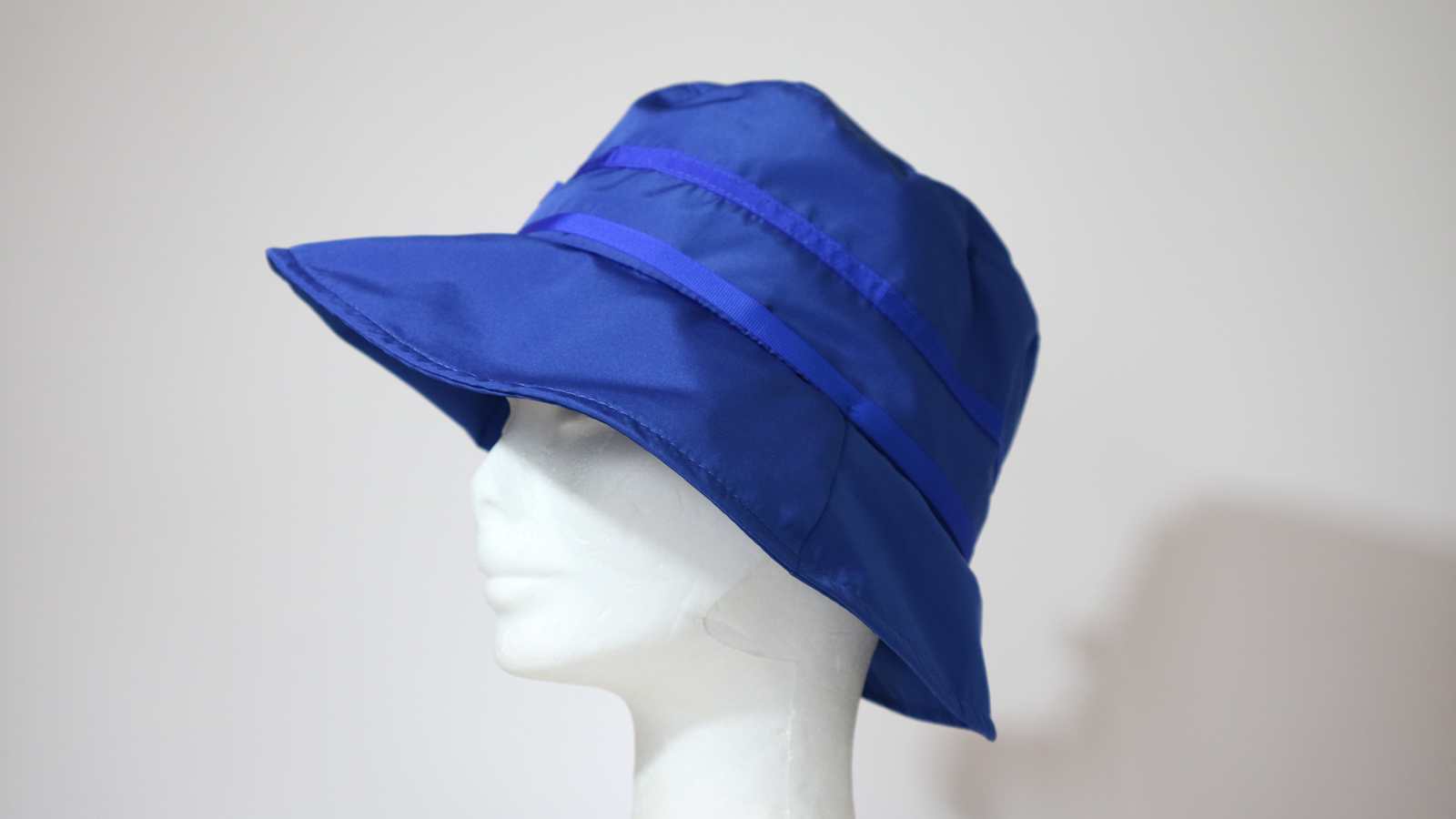 Cappello da pioggia Blu con fiocchetti - immagine 2