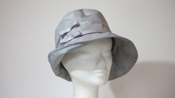 Cappello da pioggia Grigio con fiocchetti