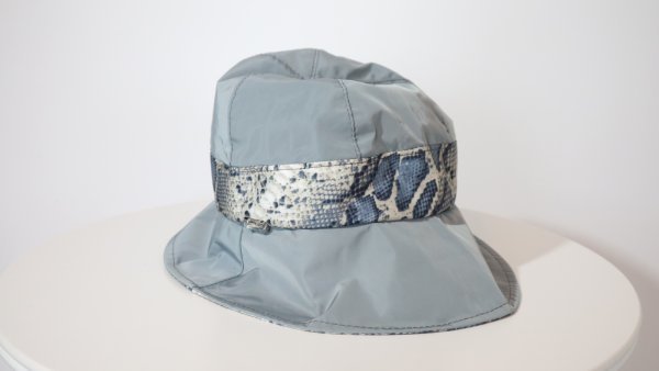 Cappello da pioggia Grigio e pelle di serpente - immagine 2