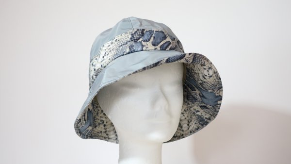 Cappello da pioggia Grigio e pelle di serpente