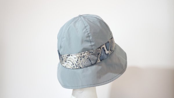 Cappello da pioggia Grigio e pelle di serpente - immagine 4