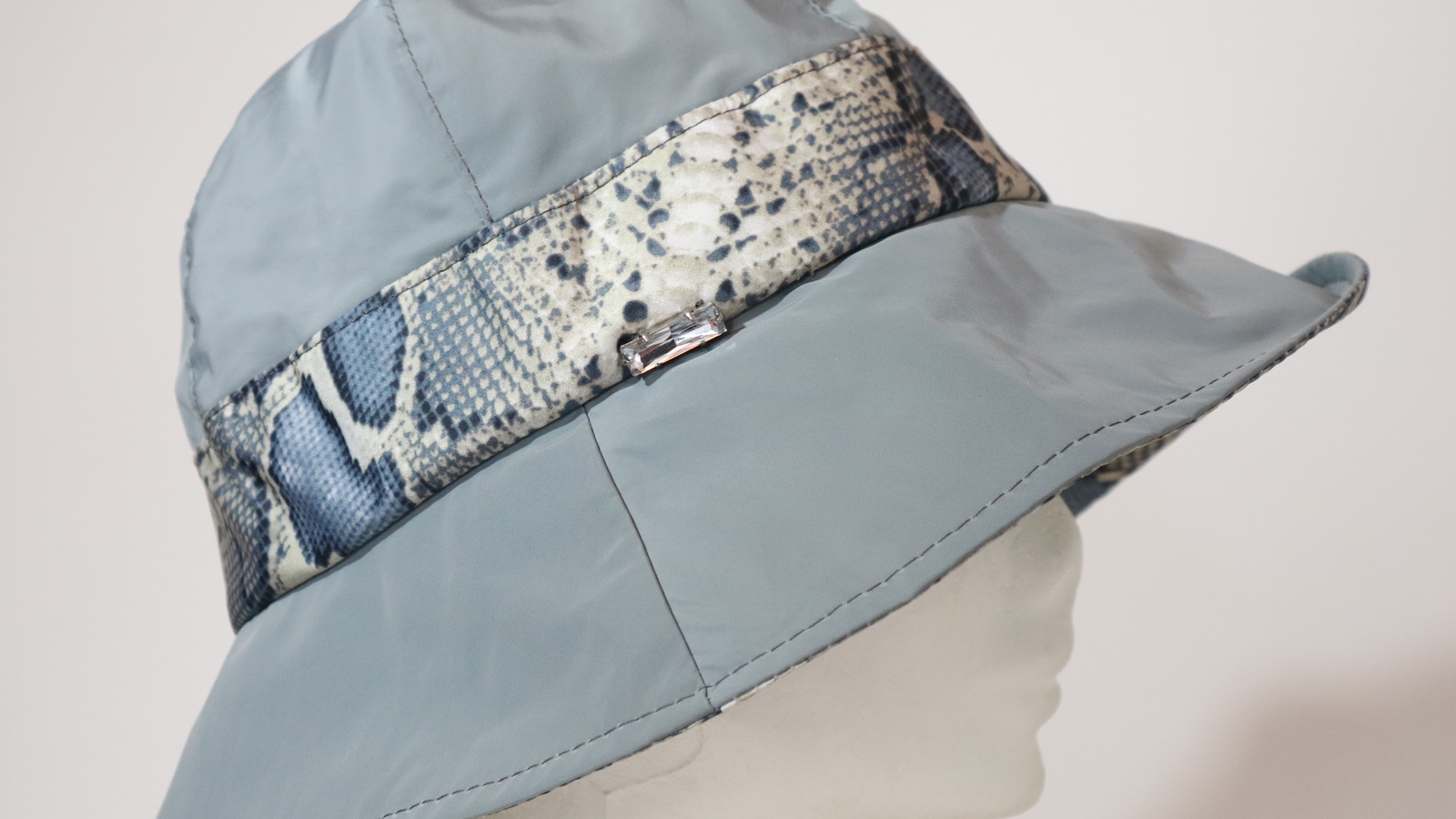Cappello da pioggia Grigio e pelle di serpente - immagine 5
