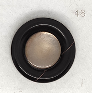 Bottone vintage con madre perla anni 70 - Lineato: 48 =  mm. 29,6 spessore mm. 9,2