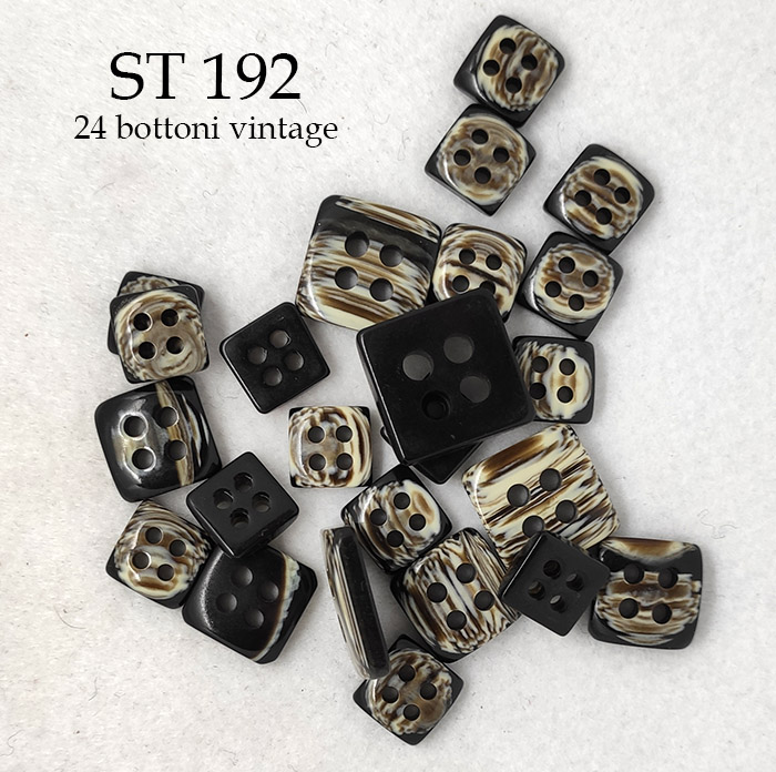 Set di 24 bottoni vintage quadrati a quattro fori