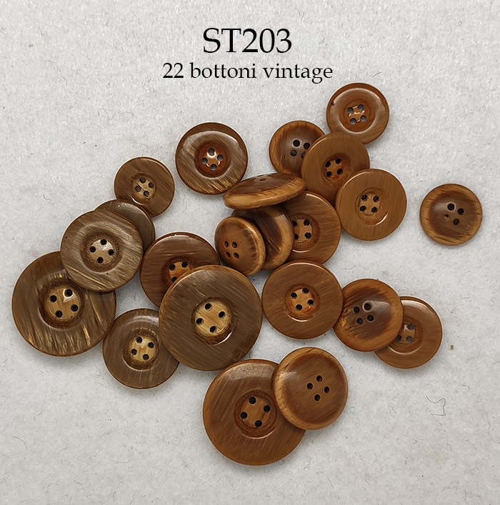 Set 22 bottoni vintage piatti a quattro fori