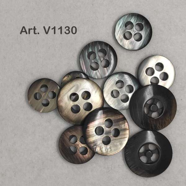 Bottone vintage piatto quattro fori - immagine 4