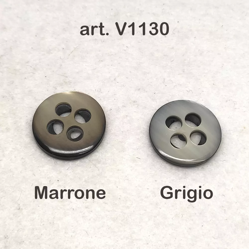 Bottone vintage piatto quattro fori