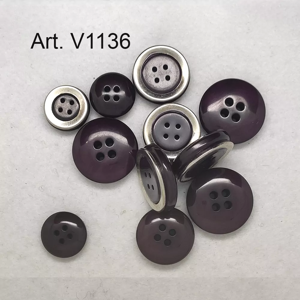 Bottone vintage bordeaux a quattro fori - immagine 3