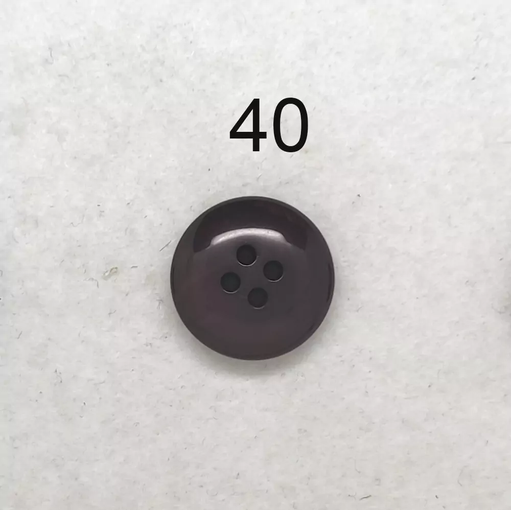 Bottone vintage bordeaux a quattro fori - immagine 4