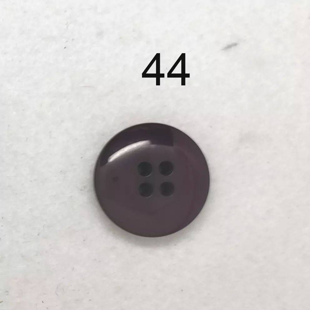 Bottone vintage bordeaux a quattro fori