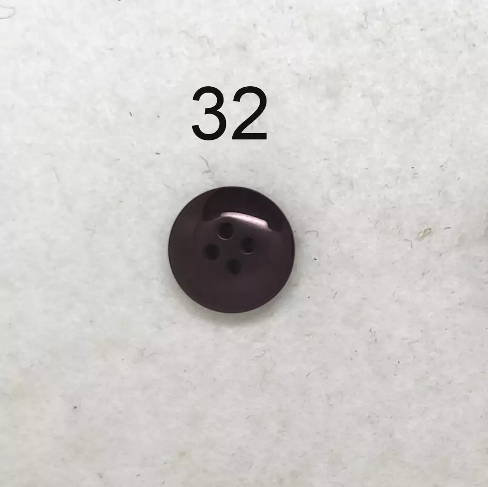 Bottone vintage bordeaux a quattro fori - immagine 6