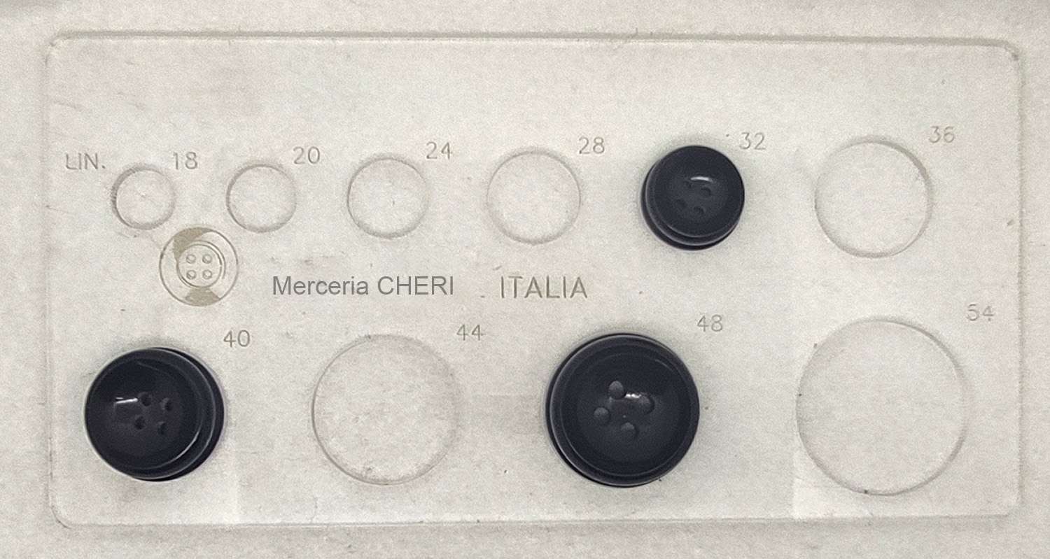 Bottone vintage a quattro fori anni 80 - immagine 5