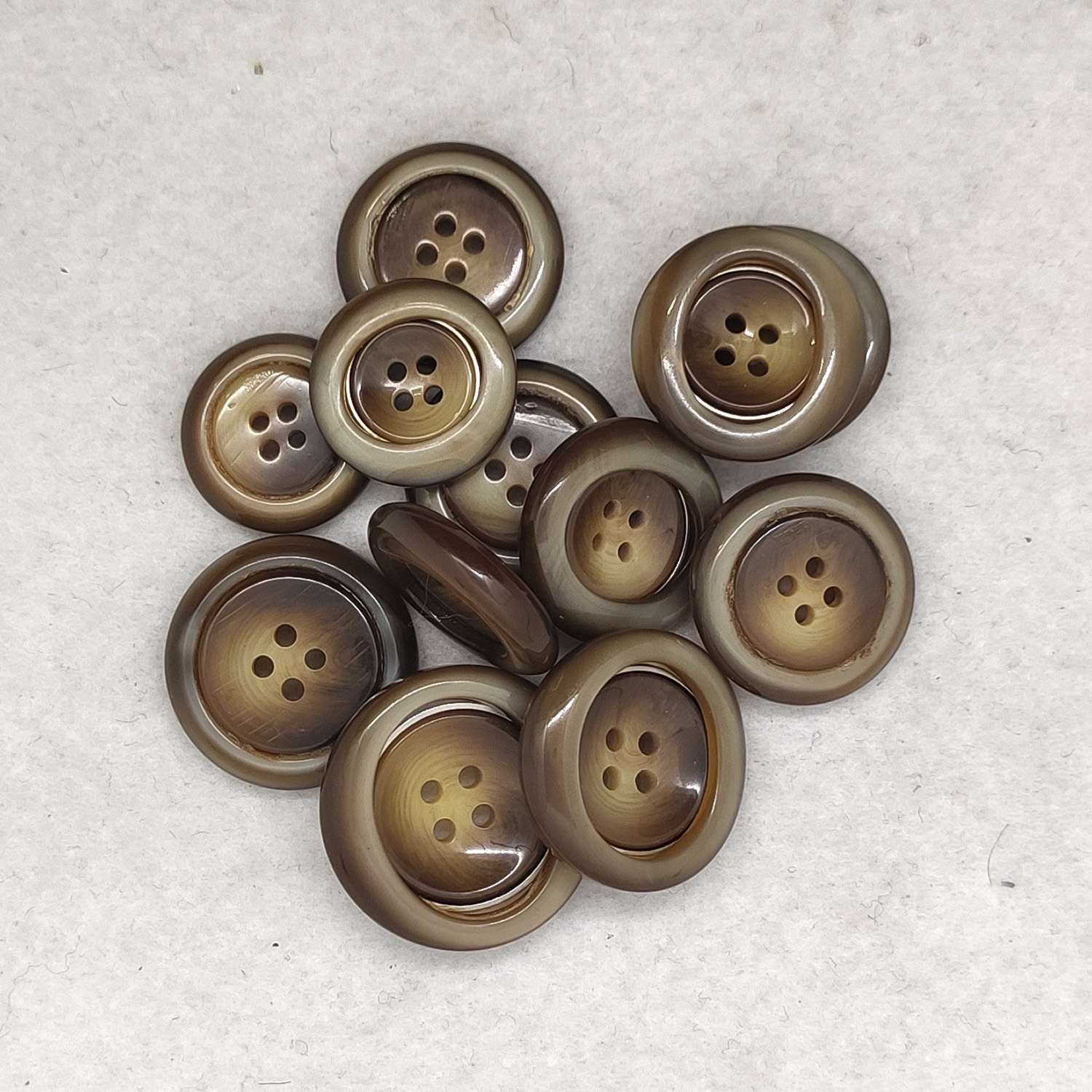 Bottone vintage a quattro fori anni 80 - immagine 3