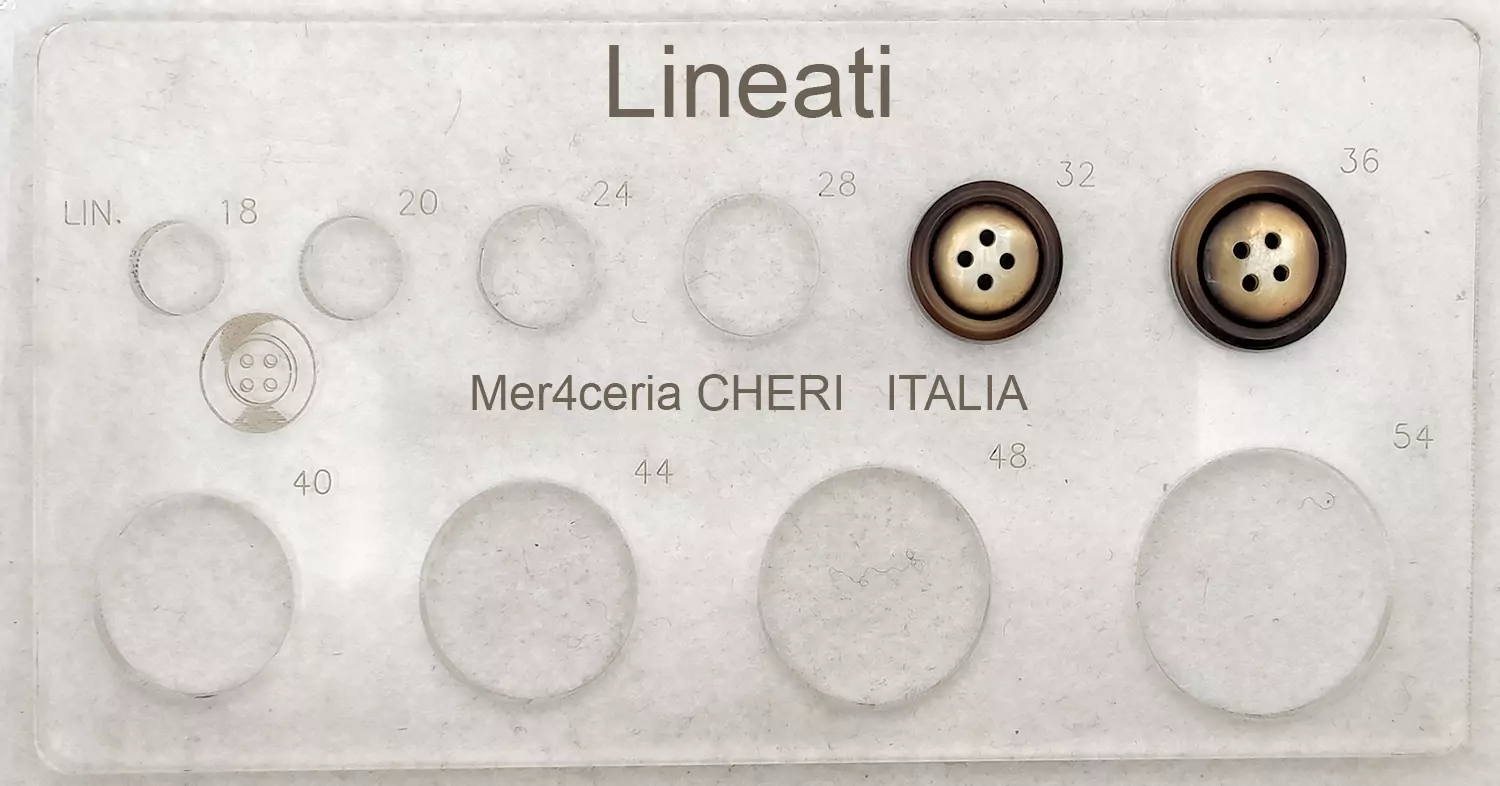 Bottone vintage a quattro fori - immagine 3