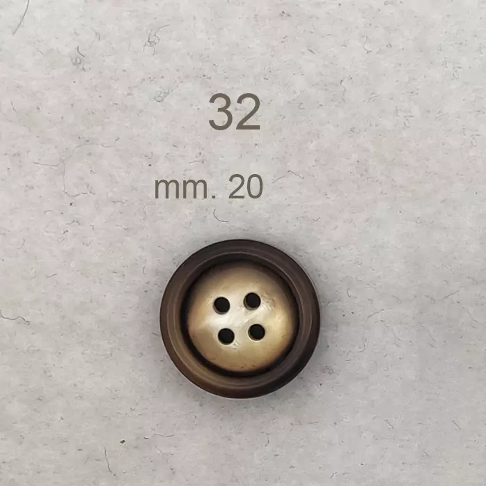 Bottone vintage a quattro fori - immagine 5