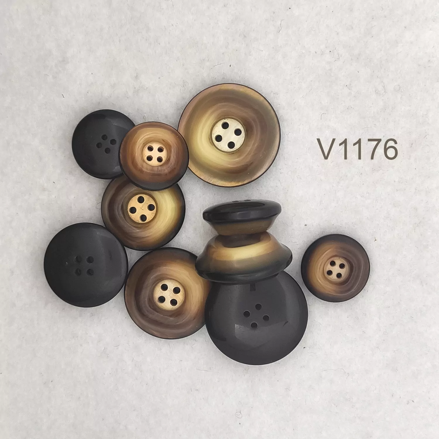 Bottone vintage a quattro fori anni 80 - immagine 3