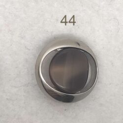 Bottone vintage di fine anni 70 - 44 - Diametro mm. 27 - spessore.  mm. 11.5/6.8